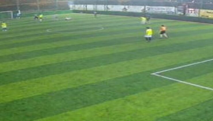 Halı sahada dili boğazına kaçan adamı arkadaşlarının müdahalesi kurtardı