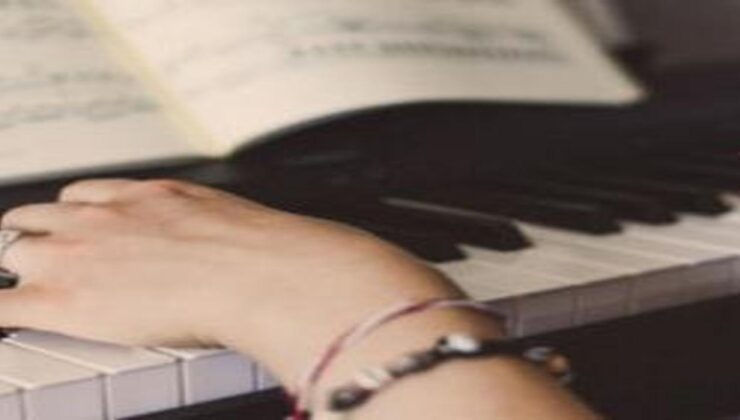 Psikolog Elif Zahide Gök açıkladı: Müziğin psikolojik etkileri nedir, telkin gücü var mı?