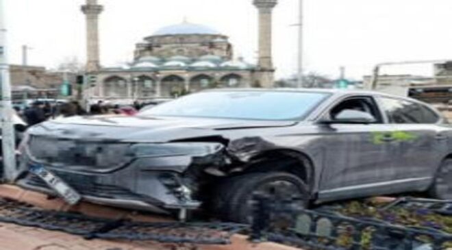 Kayseri’de araç yayaların arasına daldı