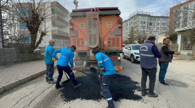 Yeşilyurt Mahallesi’nde altyapı sonrası zarar gören İbrahim Dede Caddesi onarılıyor
