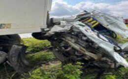 Adana’da feci kaza: Tır ile çarpışan otomobilin genç sürücüsü hayatını kaybetti