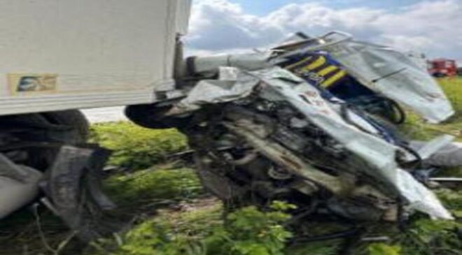 Adana’da feci kaza: Tır ile çarpışan otomobilin genç sürücüsü hayatını kaybetti